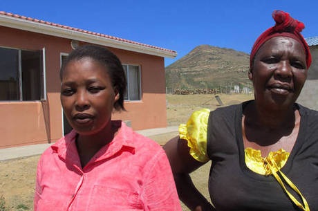 Nokubonga Qampi, que ficou conhecida como ‘mãe leoa’, teve as acusações de homicídio contra elas retiradas pela Justiça Nokubonga Qampi, que ficou conhecida como ‘mãe leoa’, teve as acusações de homicídio contra elas retiradas pela Justiça